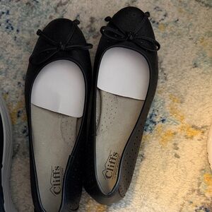 Cliffs by WHITE MOUNTAIN Black Perforated Bow Ballet Flats